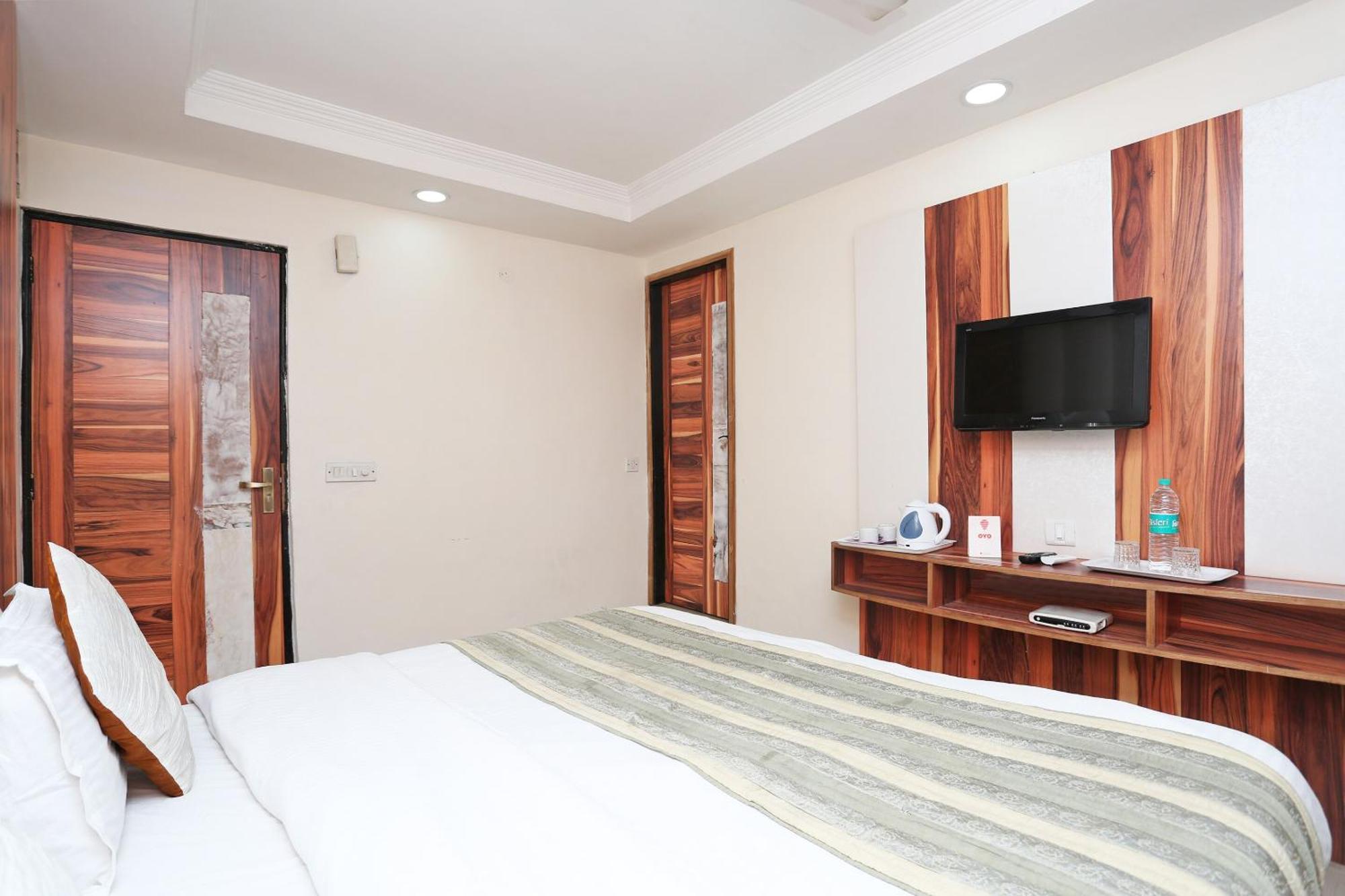 Oyo Flagship Hotel F Five نيودلهي المظهر الخارجي الصورة