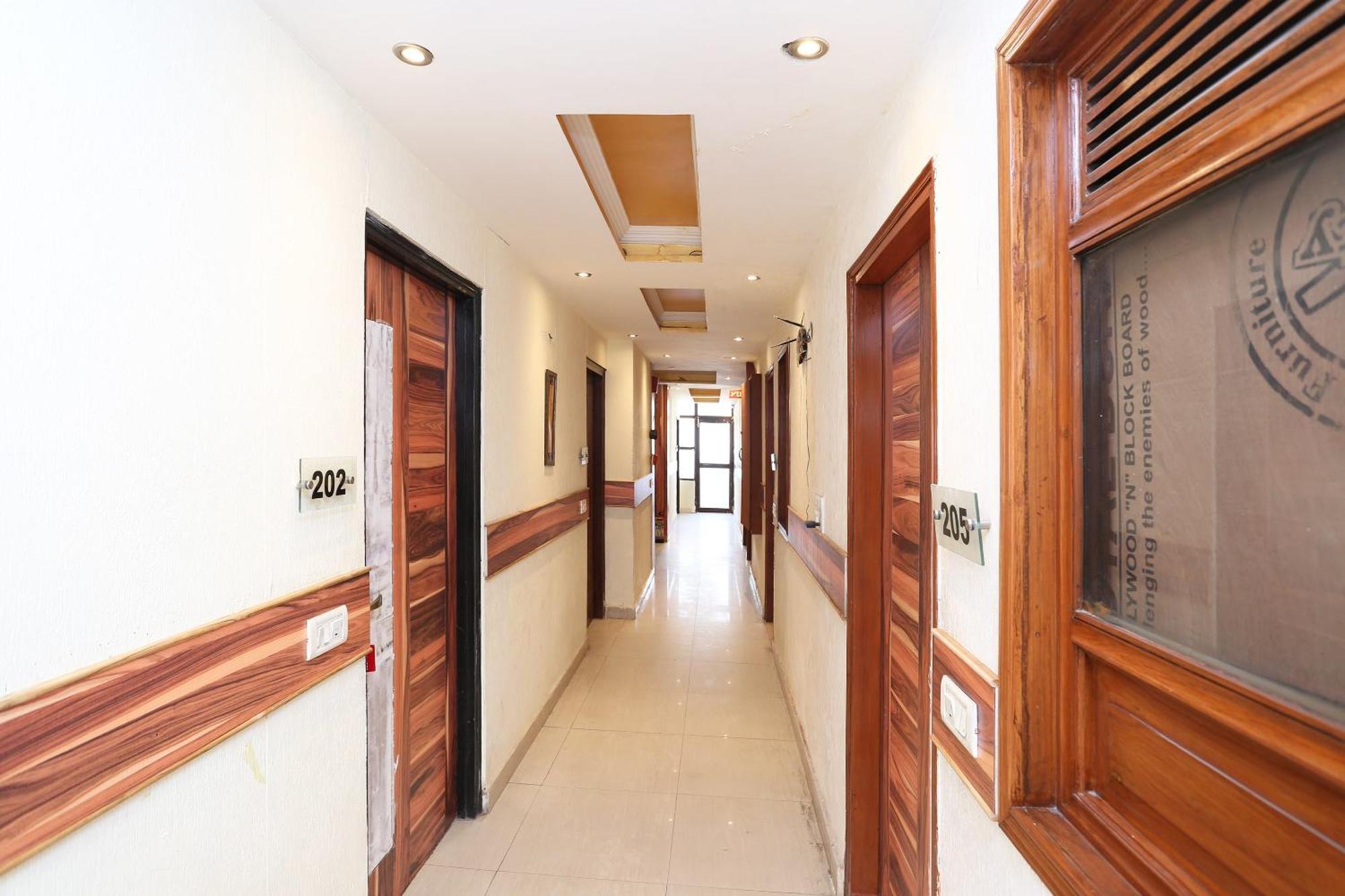Oyo Flagship Hotel F Five نيودلهي المظهر الخارجي الصورة