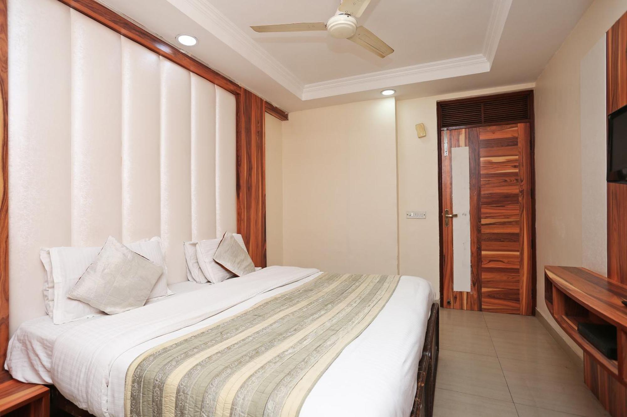 Oyo Flagship Hotel F Five نيودلهي المظهر الخارجي الصورة