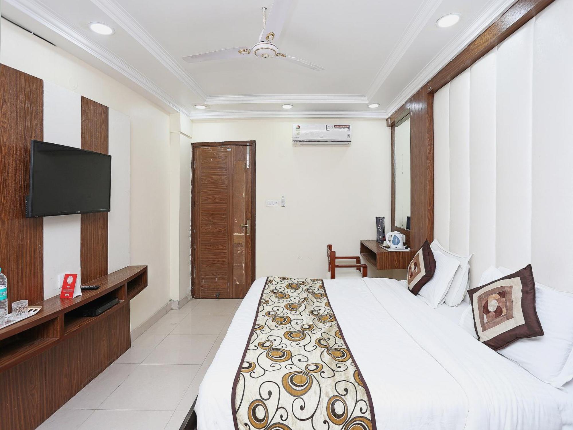 Oyo Flagship Hotel F Five نيودلهي المظهر الخارجي الصورة
